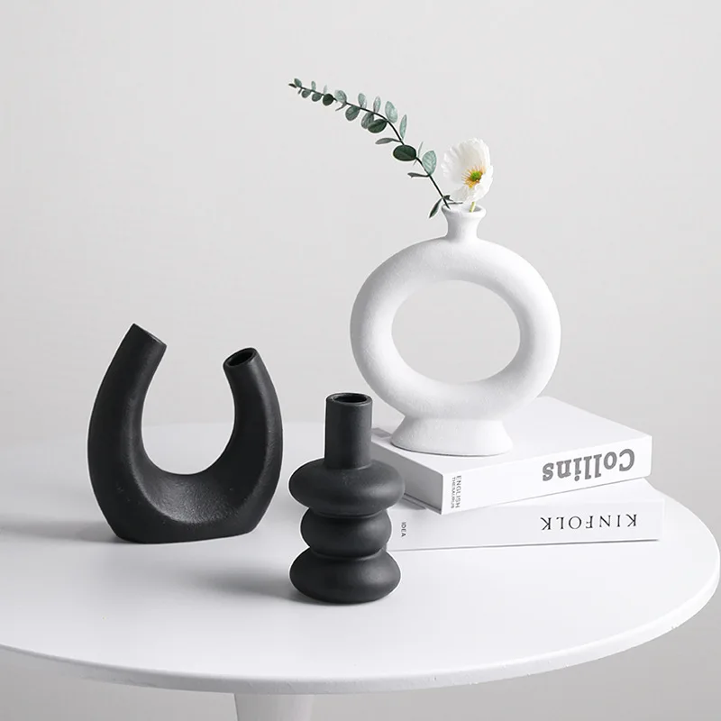 Керамічна ваза у чорно-білому мінімалістичному стилі, форма пончика